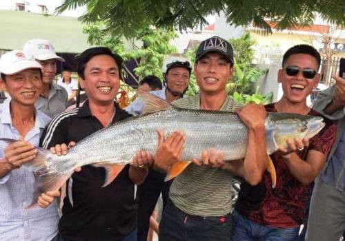 Nhóm thợ câu hân hoan khoe thành tích. Ảnh: Nhân vật cung cấp.