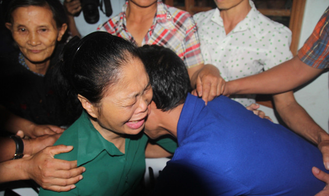 Phút giây xúc động của tình mẫu tử. 