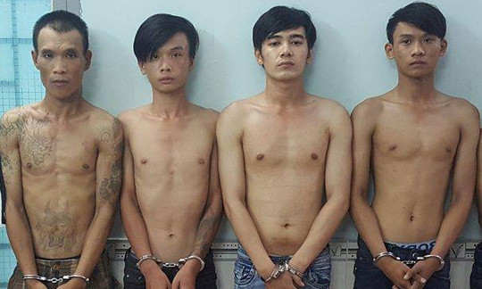 Nhóm thanh niên bị bắt sau khi xảy ra sự việc.