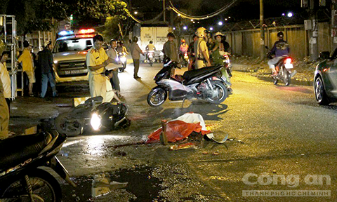 CSGT khám nghiệm hiện trường.