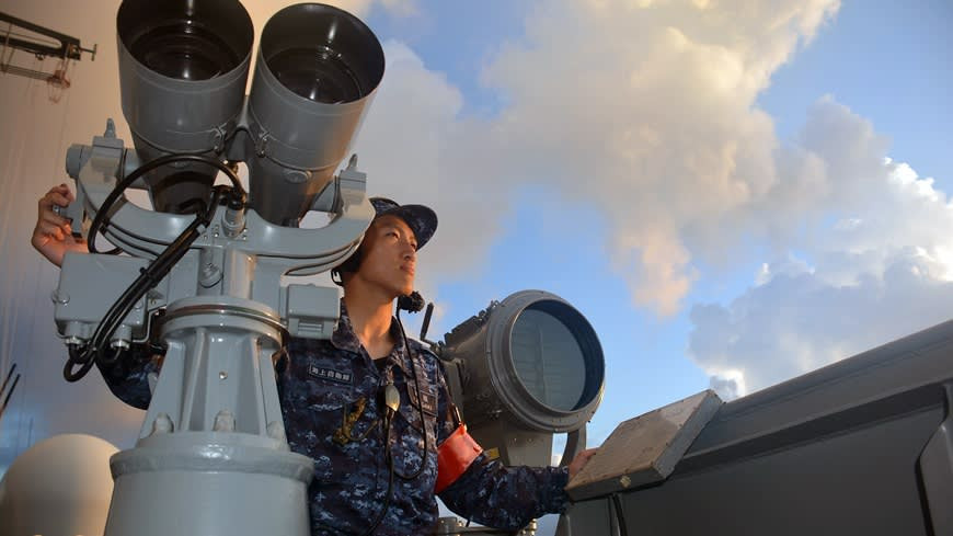 Một thành viên của Lực lượng phòng thủ trên biển Nhật Bản