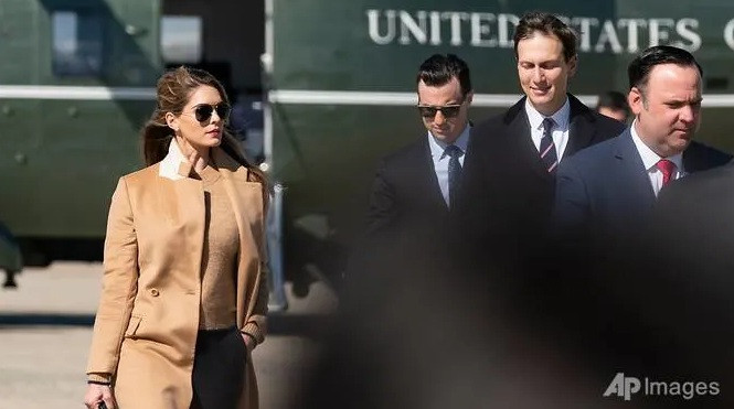 Bà Hope Hicks (trái) trong chuyến tháp tùng Tổng thống Trump hôm 30/9. (Ảnh: AP)