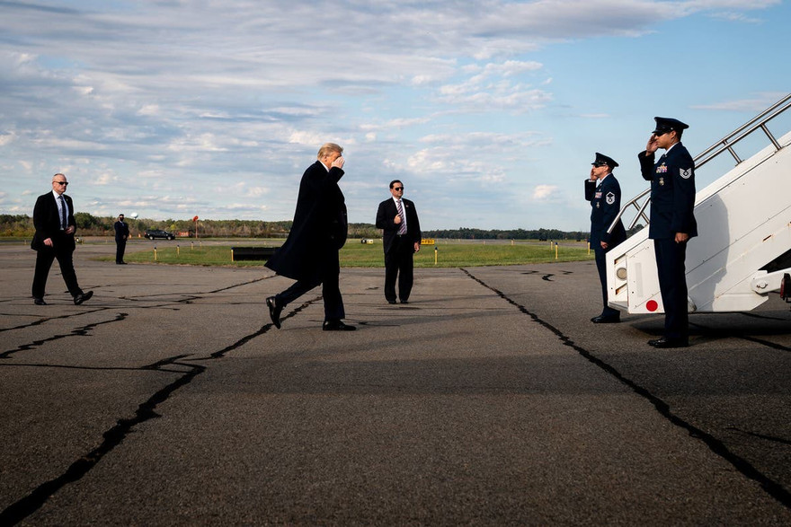 Ông Trump chuẩn bị bước lên chiếc Không lực 1 hôm 1/10. (Ảnh: NYT)