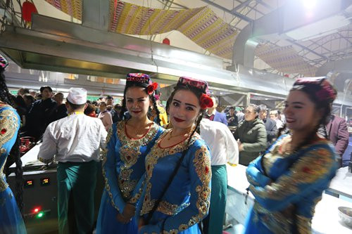 3 vũ công người Duy Ngô Nhĩ. (Ảnh: Xinhua)