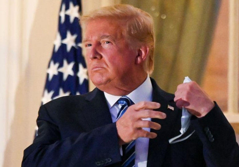 Ông Trump tháo khẩu trang sau khi xuất viện. (Ảnh: Reuters)