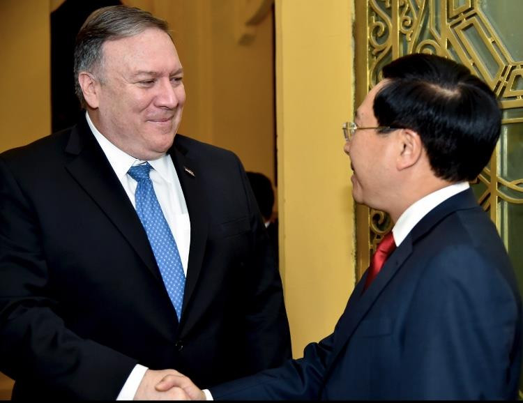 Ngoại trưởng Mỹ Michael Pompeo trong cuộc gặp Phó Thủ tướng Phạm Bình Minh. (Ảnh: BNg)