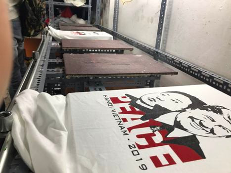 Mẫu áo có hình Tổng thống Trump và Chủ tịch Kim cùng chữ Peace (hòa bình) là sản phẩm bán chạy nhất của cửa hàng. (Ảnh: Thu Loan)