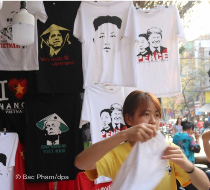 Các loại áo in hình Tổng thống Mỹ Donald Trump và Chủ tịch Triều Tiên Kim Jong-un tại cửa hàng. (Ảnh: DPA)