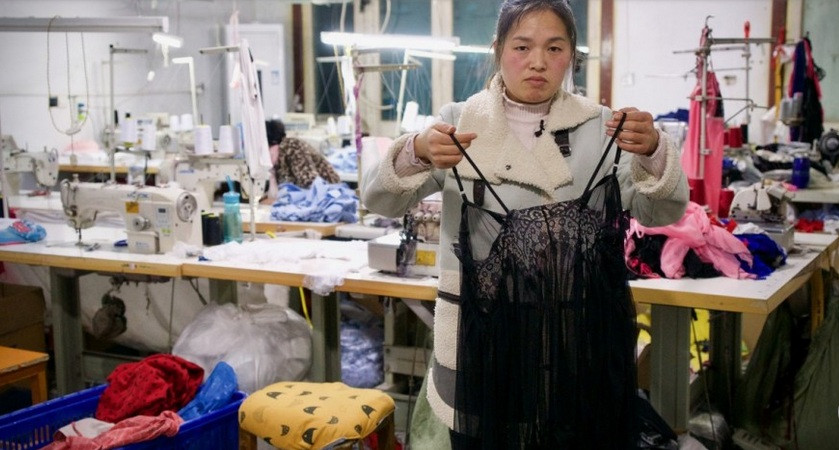 Chị Chen Haili bên chiếc áo ngủ vừa may xong. (Ảnh: SCMP)