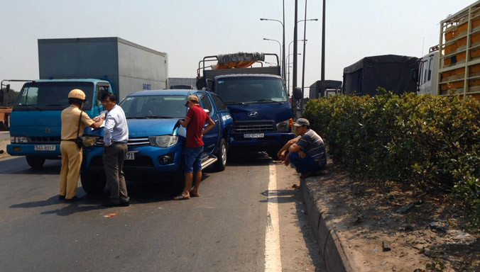 Nhân chứng cho biết, khoảng 10h trưa ngày 2/3, chiếc xe tải chở gạch mang biển số 60C - 014.08, lưu thông trên quốc lộ 1A theo hướng từ cầu vượt Linh Xuân đi ngã tư Bình Phước.