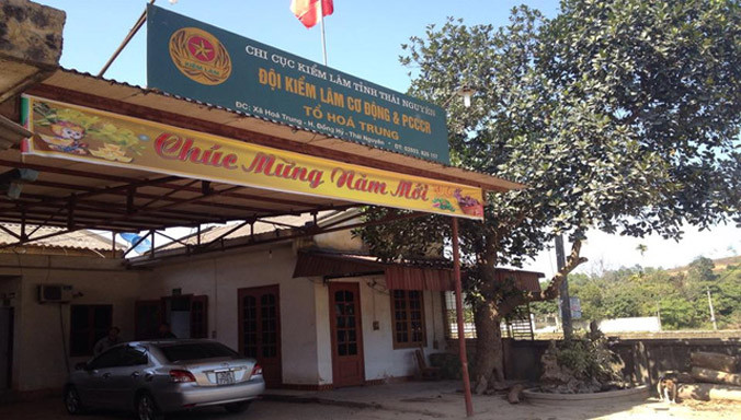 Các cán bộ kiểm lâm đánh bạc ngay tại trụ sở.