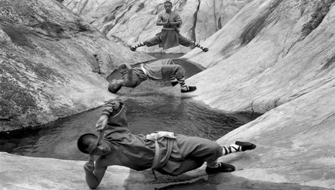 Các nhà sư đang luyện công bên bờ suối.