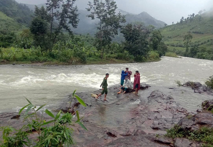 Suối chảy xiết khiến lực lượng cứu hộ chưa thể qua để tiếp cận 36 du khách mắc kẹt, chiều 30/11. 