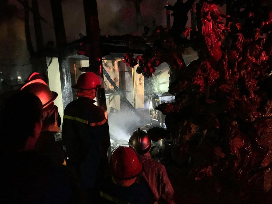 Lực lượng Cảnh sát PCCC tiếp cận hiện trường. 