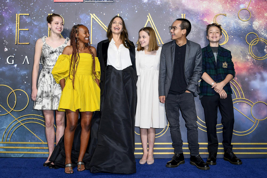 Phía Brad Pitt tố Angelina Jolie lợi dụng các con để quảng bá phim mới