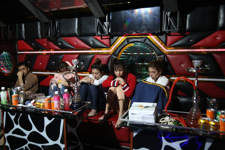 Các đối tượng sử dụng ma túy trong phòng hát vip quán karaoke. Ảnh: Công an Vĩnh Phúc.