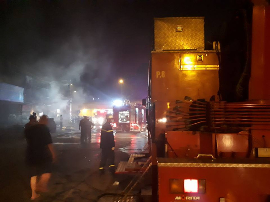 Đám cháy bùng phát tại cửa hàng bán điều hòa. Ảnh: Otofun