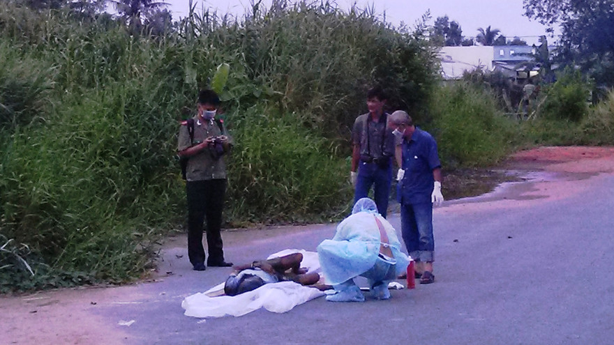 Công an đang khám nghiệm tử thi