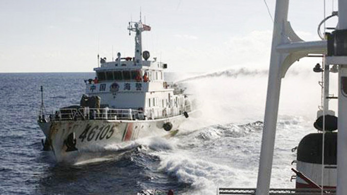 Tàu Hải cảnh 46106 của Trung Quốc ngày 1/6 truy cản, phun nước rồi đâm thẳng vào tàu CSB 2016 của Việt Nam làm tàu này bị thủng 4 chỗ. Nguồn: Cảnh sát biển Việt Nam