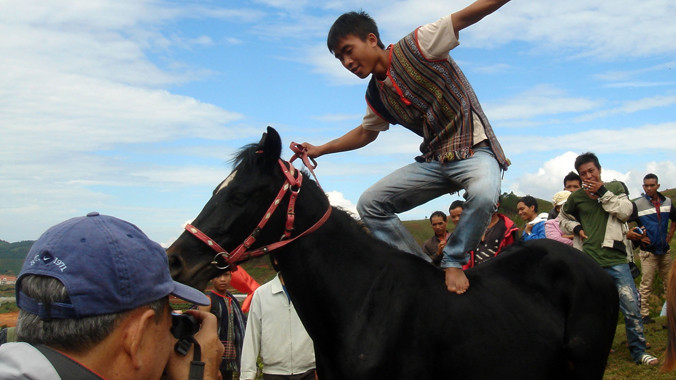 Chàng quán quân Cil Yiong Long làm xiếc trên lưng ngựa