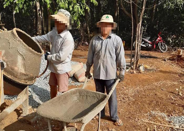 Một thầy giáo làm thêm nghề phu hồ khi đồng lương còn eo hẹp.