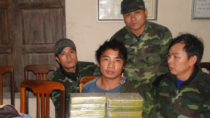 Hạ Bá Cu cùng tang vật thu giữ. Ảnh: Bộ đội biên phòng cung cấp.