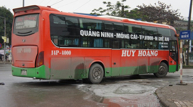 Hiện trường nơi chiếc xe giường nằm bốc khói.