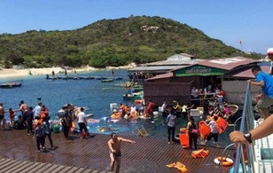 Cảnh hỗn loạn khi chiếc bè nổi trên vịnh Vĩnh Hy bị chìm khiến 2 người chết. Ảnh bạn đọc cung cấp