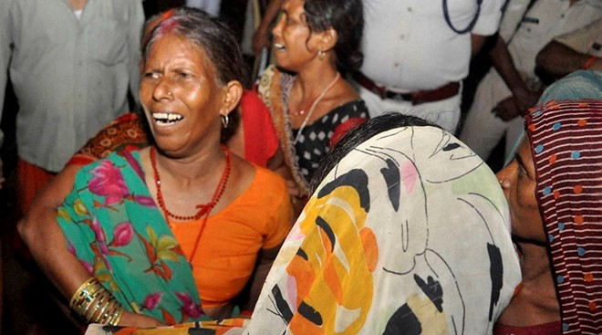 Người thân đau xót trước cái chết của một nạn nhân bị sét đánh (Nguồn: IndianExpress) 