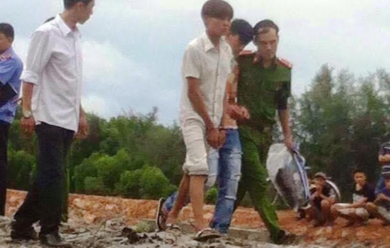 Lực lượng chức năng khám nghiệm hiện trường vụ hiếp dâm. 