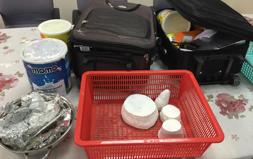 Số sừng tê giác bị hải quan phát hiện giấu trong hộp sữa. Ảnh:H.Q 