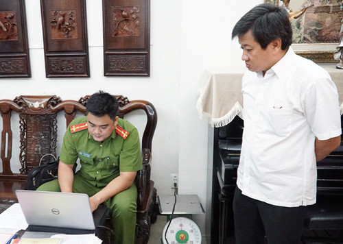 Ông Đoàn Ngọc Hải và đoàn kiểm tra làm việc với các khách sạn. Ảnh: Duy Trần.