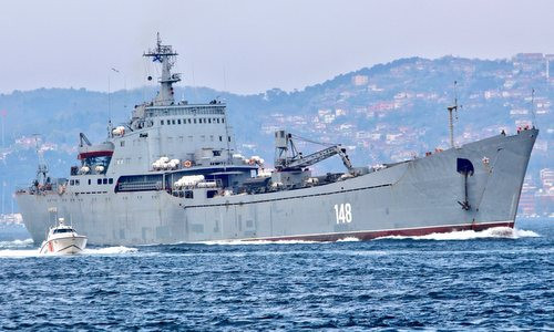 Tàu đổ bộ số hiệu 148 của Nga mang theo xe thiết giáp BTR-80. Ảnh: Yoruk Isık.