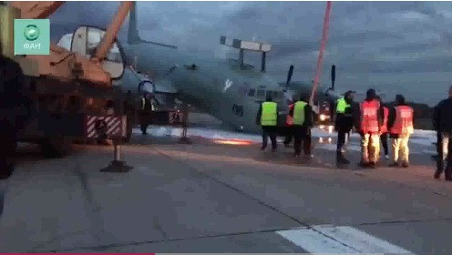 Hình ảnh máy bay săn ngầm Ấn Độ hạ cánh khẩn cấp ở Nga. Ảnh chụp màn hình.