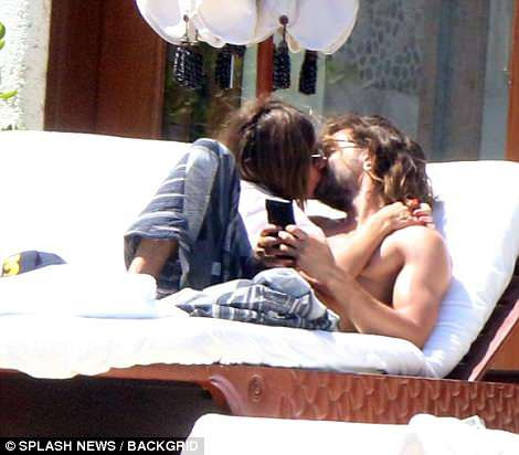 Bà mẹ bốn con và "phi công trẻ" hôn nhau say đắm, quấn quýt không rời