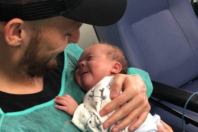 Xúc động cảnh sao Man City ăn mừng ngôi vô địch bên con trai sinh non