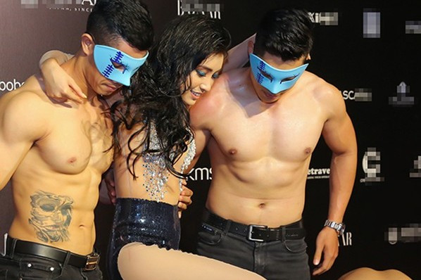 Tiêu Châu Như Quỳnh lột đồ ngay trên thảm đỏ.