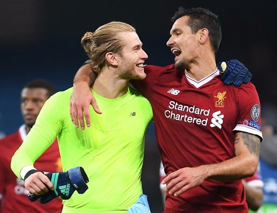 Trung vệ Dejan Lovren (phải) ăn mừng chiến thắng cùng thủ thành Loris Karius