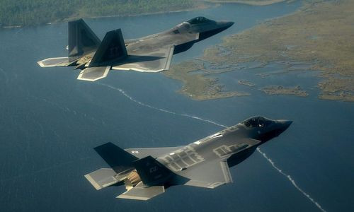 Tiêm kích tàng hình F-22 (trên) và F-35 do Lockheed Martin phát triển. Ảnh: USAF.