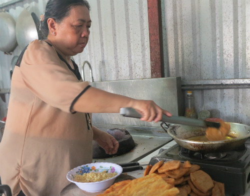 Bà Ly cho biết, sẽ tiếp tục nấu cơm phát cho người nghèo và cư dân ở chung cư Carina đến khi con dâu và cháu nội mất được 49 ngày. Ảnh: Phan Thân.