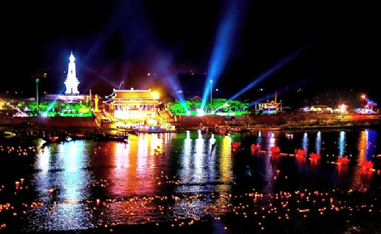 Lễ hội hoa đăng trên dòng Thạch Hãn. ẢNH: QT 