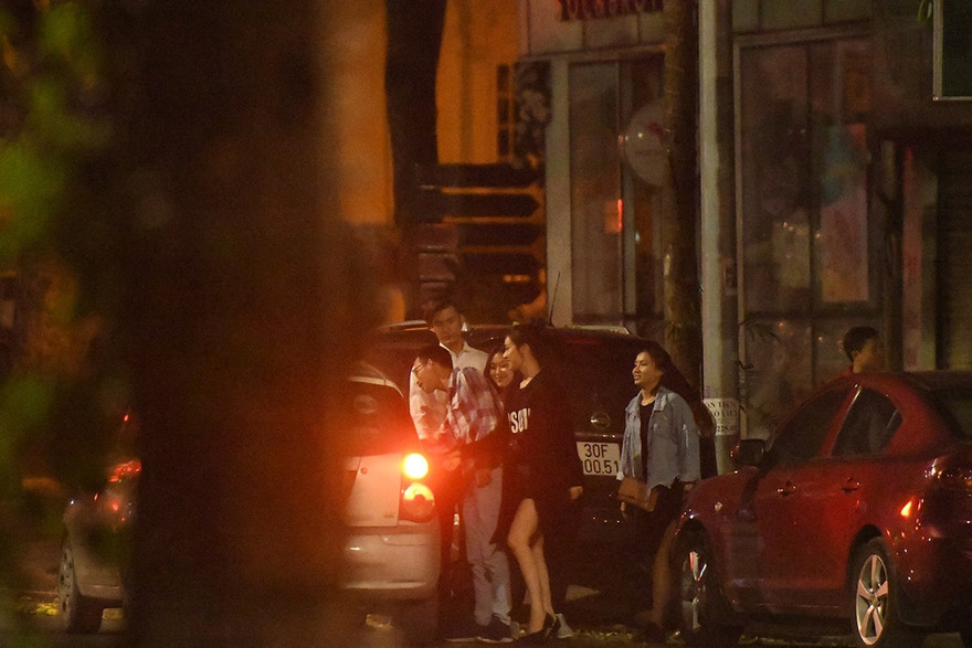 Nhan Phúc Vinh bị bắt gặp đi ăn với Nhã Phương tới 2h sáng.