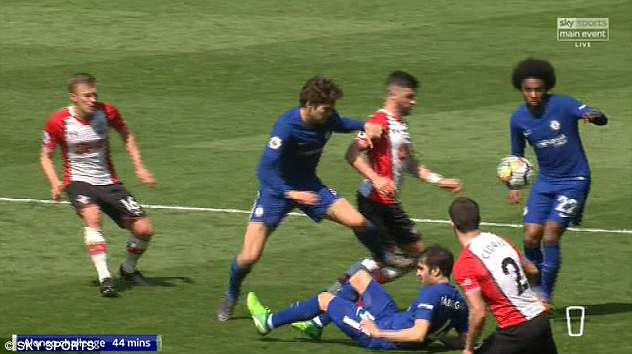 Sao Chelsea bị treo giò 3 trận vì cú đạp tàn bạo