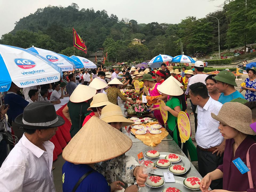 Du khách hành hương về Đền Hùng dịp này được thụ hưởng văn hóa dân gian truyền thống, đa sắc từ các hội trại chân núi Nghĩa Lĩnh