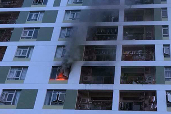 Cháy căn hộ chung cư Parc Spring ở quận 2. Ảnh: Thái Hà.