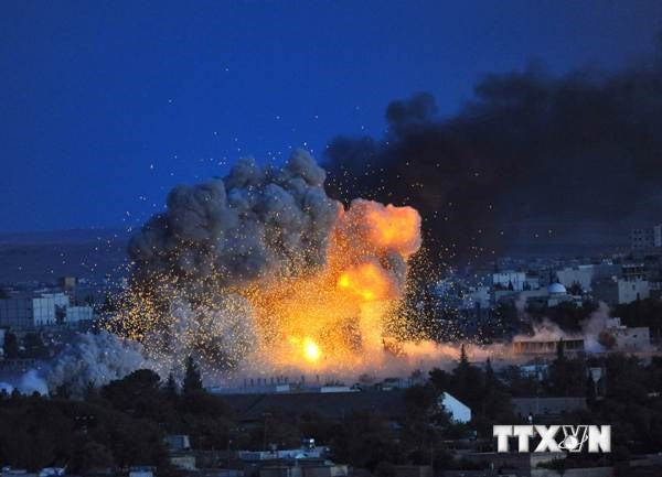 Đang bị lực lượng IS bao vây, thị trấn Kobane chìm trong khói lửa sau một trận không kích của liên minh do Mỹ cầm đầu. (Ảnh: AFP/TTXVN)