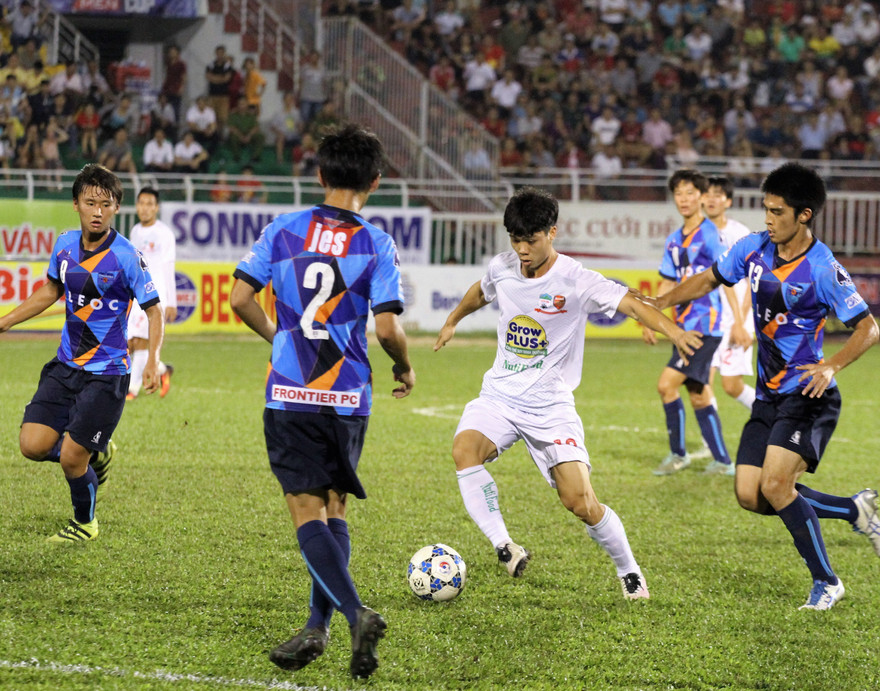 Công Phượng vẫn đang lạc lõng giữa môi trường bóng đá hiện đại. Ảnh: Nguyễn Đình.