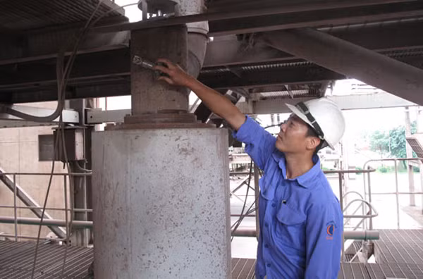 Anh Trần Ngọc Dũng là người trực tiếp có sáng kiến thay đổi thiết kế van đầu vào của bộ phận chuyển tro bay với giá trị làm lợi trên 1 tỷ đồng, góp phần sản xuất ổn định và bảo vệ môi trường.