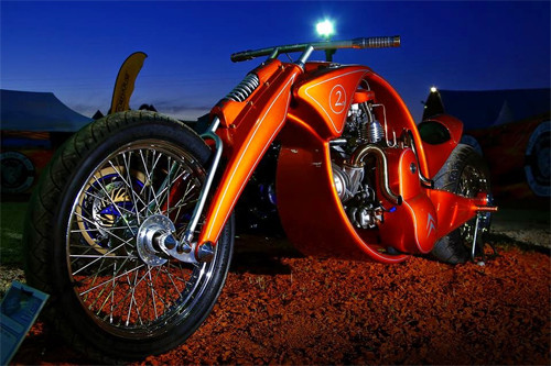 Sử dụng bộ ly hợp ly tâm (của mẫu Suzuki Burgman 400 phân khối) và truyền động ma sát, mẫu xe có tên Citroen 2CV của hãng độ Tây Ban Nha Derbidson là hàng tự chế với 1.800 giờ làm việc với kinh phí khoảng 3.300 USD.