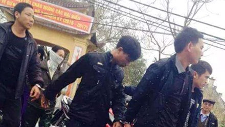 Một số con bạc bị công an bắt giữ.